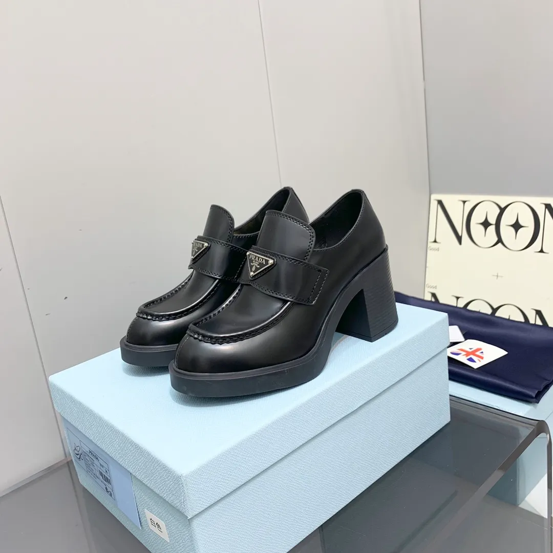 ✨Ex-factory price p520✨ Women's shoes, women's clothing, ✨Ex-factory price prada Prada 2022 autumn and winter high-heeled loafers, classic triangular loafers, high-heeled style. The slightly wide shoe shape is matched with a thick high-heeled shape, which is very coordinated. It does not feel clumsy at all, and the one-piece sole has the comfort of sports shoes. You can instantly increase your height by 7.5cm after wearing it. A must-have item that combines both beauty and comfort! The upper is made of imported cowhide (open-edge beaded cowhide, cow patent leather) and the lining is lambskin!